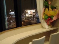 夜は、夜景もきれいです。目の前に見えるのは、DFSです。
