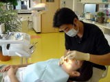   3.口腔内診査
　お口の中をみて、歯や歯ぐきに異常が無いか調べます。
 