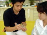 7.使用方法の確認
　使用方法をご説明します。その際実際にジェルをトレーに入れていただきます。

8.トレーの装着
　初日は当院にて３０分ほど入れていただき、痛みや違和感等が出ないか確認をしてから、お帰りいただきます。