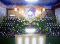 ※参考　会葬者700名～1,000名規模

●祭壇（日高四尺生花祭壇）
●棺（五面彫刻orスフィンクスCorスフィンクスBP）
●九谷焼骨壷（夜桜or海or華or翠宝）

Dセット基本内容
●仏前セット、寝台車、ドライアイス、霊柩車、マイクロバス（1日分）、遺影写真（4つ切）、写真造花額、式場用電照写真（全紙）、回転灯篭（ゴールド）、仏前用花輪（電気付）、出棺セット、別れ花、花束、案内看板、納骨セット（重箱）、告別式式場飾り（受付、焼香、門標、メモリアルコーナー等）、自宅飾り、後飾り祭壇、祭檀花（七日毎）、墓所開閉代行、お墓用テント（１張り）

※会葬礼状、会葬用品、火葬料金、式場使用料、寺院お布施、広告料金は含まれておりません。
