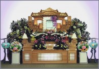 ※参考　会葬者400名～700名規模

●祭壇（源氏四尺四壇）
●棺（二面彫刻or布棺天仙or布棺アザレア）
●九谷焼骨壷（銀ピンクor銀ブルーor雲山水or紫地白かすみ草）

Cセット基本内容
●仏前セット、寝台車、ドライアイス、霊柩車、マイクロバス（1日分）、遺影写真（4つ切）、写真造花額、電照写真（半紙）、回転灯篭（ゴールド）、仏前用花輪、出棺セット、別れ花、花束、案内看板、納骨セット（重箱）、ご自宅飾り、告別式式場飾り（受付、焼香、門標、音響、庭飾り等）、自宅飾り、後飾り祭壇、祭檀花（初七日、三七日、五七日、四十九日）

※会葬礼状、会葬用品、火葬料金、式場使用料、寺院お布施、広告料金は含まれておりません。
