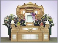 ※参考　会葬者200名～400名規模

●白木祭壇（源氏四尺四壇）
●棺（白布棺）
●骨壷（青磁鳳凰orスズランor青磁スミレ）

Bセット基本内容
●仏前セット、寝台車、ドライアイス、霊柩車、マイクロバス（1日分）、遺影写真（4つ切）、写真造花額、出棺セット、別れ花、花束、案内板、納骨セット（重箱）、告別式式場飾り（受付、焼香、門標、音響、庭飾り等）、ご自宅飾り（小）、後飾り祭壇、祭檀花（初七日、四十九日）

※会葬礼状、会葬用品、火葬料金、式場使用料、寺院お布施、広告料金は含まれておりません。
