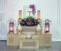※参考　親近者～50名規模

●デコラ中陰祭壇（三尺三壇）
●棺（プリント棺）
●白磁骨壷（広金袋付）

家族葬セット基本内容
●仏前セット、寝台霊柩車、ドライアイス（1回分）、遺影写真（4つ切）、写真造花額、出棺セット、告別式式場飾り（受付、焼香、門標、音響、等）、門前飾り、後飾り祭壇、祭壇花（初七日、四十九日）、ご葬儀担当者派遣

※会葬礼状、会葬用品、火葬料金、安置料金、式場使用料、お布施料金、広告料金は含まれておりません。
