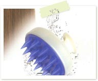　　　　　<b>∬SCALP MASSAGE∬</b>

     　<b style="color:blue;">Hair Washing & Head Massage</b>

<b style="color:gray;">髪をかき分け、頭皮をダイレクトにマッサージ。髪に優しくシャンプーしながらフケや臭い、そして抜け毛の原因となる頭皮の汚れを効果的に落とします。</b>

<b style="color:red;">シリコン素材</b>
よくある合成ゴムやプラスチック素材ではなく、ほ乳瓶の先端のシリコン素材を用いることで頭皮傷つけることなく優しくしっかりマッサージできます。

<b style="color:red;">トルマリン</b>
マイナスイオン、遠赤外線による血行促進と殺菌・炎症効果が得られます。

<b style="color:red;">エアクッション</b>
ヘッドとシリコン素材の間に空間を作ることによって、より優しく気持ちよくマッサージすることができます。
　　　　
　　　　　　　　　1,800円(税込み)