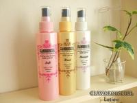 　　　　　　　<b>∬GLAMOROUSCURL∬</b>
              　　　　　　<b style="color:red;">『ケアとスタイリングの融合』</b>
　　　
<b>■紫外線から毛髪を守るラジカルカット（抗酸化）</b>
特殊セリシンを配合する事で、毛髪の損傷につながる紫外線・ドライヤー熱から髪を守ります
　　　
　　　　<b>■毛髪を補修するヒートアクティブ効果</b>
ヒートアクティブPPTがα-ケラトースと特殊PPTを結合させます。これにより、PPTを毛髪から流出させることなくしっかり保持しますので、毛髪の強度を高めます。
<b style="color:gray;">【ヒートアクティブPPT】</b>・・・アイロン・ドライヤーの熱によりα-ケラトースと特殊PPTを結合させ、強力にスタイルを保持します。
 <b style="color:gray;">【α-ケラトース】</b>・・・毛髪の表面に吸着し、スタイルのクセをつけます。
 <b style="color:gray;">【特殊PPT】</b>・・・毛髪内部に浸透し、ダメージ部分を補修するとともに、スタイルを保持する役割を果たします。

 <b style="color:red;">Care</b>
<b>繰り返し使用する事で、毛髪のダメージを補修し、コンディションが良くなります！</b>

<b style="color:red;">Styling</b>
<b>グラマラスカールは「高いスタイル保持」と「高いダメージ補修力」を発揮します。さらに特殊コンディショニング成分により、指通りと手触りのよい仕上がりを実現します。</b>
