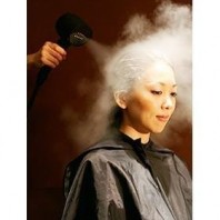 <b style="color:red;">毛髪内部の高度な保湿効果</b>
超微粒子のナノスチームは傷んでいる毛髪でも隅々まで入り込み、水分を行き渡らせ毛髪内部に潤いを与えます。
全ての薬剤を浸透させる前にしっかり水分を補給しておく事で、傷んだ部分をしっかり守り、かつ傷んでない部分には余分なダメージを与える事なく髪を美しく保つ事が出来ます。
<b>DiDi un modeでは全ての技術にパルッキーを使用し、【ダメージレス】をコンセプトに毛髪に負担をかけないスタイル創りを提案します</b> <b style="color:red;">毛髪内部の高度な保湿効果</b>
超微粒子のナノスチームは傷んでいる毛髪でも隅々まで入り込み、水分を行き渡らせ毛髪内部に潤いを与えます。
全ての薬剤を浸透させる前にしっかり水分を補給しておく事で、傷んだ部分をしっかり守り、かつ傷んでない部分には余分なダメージを与える事なく髪を美しく保つ事が出来ます。
<b>DiDi un modeでは全ての技術にパルッキーを使用し、【ダメージレス】をコンセプトに毛髪に負担をかけないスタイル創りを提案します</b>