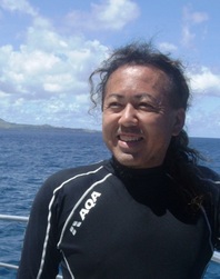 <b>PADI No.823914-MI</b>
（マスターインストラクター）
出身地 ： 沖永良部島（鹿児島県大島郡和泊町） 
育ち ： 神戸市灘区 
趣味 ： レーシングマシンの運転
　　　　（国内Ａ級ライセンス所持） 
特技 ： 観光バスの運転
　　　　（大型自動車二種免許所持） 
好きなポイント ： 万座ドリームホール 


