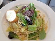 赤ワインとハーブ、スパイスでお肉のうま味を引き出したミートソースのパスタはイタリアのボローニャ生まれ。