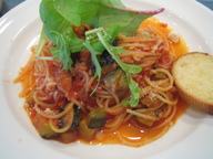 爽やかな酸味のスープ仕立てのトマトソースに魚介のうま味を加えた漁師風という名のパスタです。
