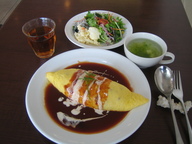 県産黒毛和牛のスジ肉をオーブンで焼いてじっくり煮込んで作る特製デミグラスソースのオムライスはオープン以来の大人気メニューです。