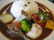 ３種類のカレー粉とスパイス、ハーブ、フォンドボーで作る本格欧風カレーです。旬のお野菜と魚介類をバランス良くトッピングします。
※写真はイメージです！