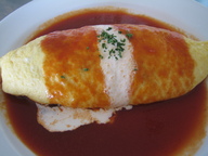 県産黒毛和牛のスジ肉をオーブンで焼いてじっくり煮込んで作る特製デミグラスソースのオムライスはオープン以来の大人気メニューです。 