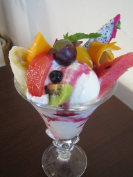 旬のフルーツをたっぷり使ったパフェは食べ応え十分！
