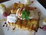 ミルクと卵を浸けて焼きあげたパンにハチミツ、チョコシロップ、バニラアイスと生クリームをトッピング。
