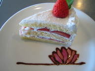 イチゴの季節のときはイチゴのショートケーキ。それ以外のときは白桃のショートケーキです（＾＾）