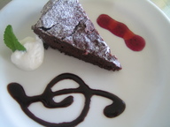 フランス産の上質なチョコレートをたっぷり使った濃厚なガトーショコラです