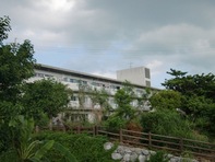 1985年建設
沖縄県島尻郡久米島町字仲泊1073番地
3DK　6室
2DK　24室
現在満室、来年空退去予定あり
駐車場有　日当たり良好
スーパー・コンビニ、食堂、琉球銀行徒歩5分圏内にあり非常に便利です
来年外壁塗装工事を予定