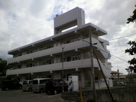 1999年建設
沖縄県島尻郡久米島町字仲泊1068-5
（コーポ新生の向かい）
2LDK　12室
現在満室、来年退去予定あり
駐車場有　日当たり良好
スーパー・コンビニ、食堂、琉球銀行が徒歩5分圏内にあり非常に便利です
