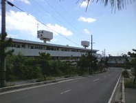 1990年建設
沖縄県島尻郡久米島町字仲泊1044-1
（琉球銀行裏）
3LDK　16室
貸店舗　8室
3LDK　満室、来年退去予定あり
貸店舗　空室あり
駐車場有　日当たり良好
スーパー・コンビニ、食堂、琉球銀行が徒歩5分圏内にあり非常に便利です
