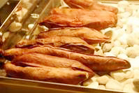 「焼くだけ」で甘くてほくほくの沖縄さつま芋。低カロリーで、ヘルシー、とシンガポーリアンにも受け入れられました。
沖縄焼きいもがシンがポーリアンのおやつの定番になる日も近い!?