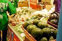 沖縄からシンガポールまではるばる船旅で10日間かけてやってきた沖縄野菜達。
それでもフレッシュなままで、沖縄フェアーに出品することができました。