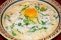 材料（4人分）
冷ごはん:２合
フーチバー:60g
かつおだし汁:270ml
     塩:少々
しょうゆ:大さじ１
　　　卵:１個
レシピ
①フーチバーの葉だけを摘んで、軽くもみ洗いし、適当な大きさに切っておく。
②鍋にだし汁を煮立てて、その中に冷やご飯とフーチバーを加え、ひと煮立ちさせる。
③②をそのまま弱火で30分程煮込み、時々かき混ぜる。
④とろみがでてきたら塩、しょうゆで味を整える。（好みでサラダ油、ごま油をたらしてもおいしいです）
⑤皿に盛り付け、生卵を上にのせたら出来上がり。
※フーチバーは老化防止に効果のあるビタミンAを多く含みます

