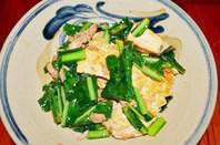 材料（2人分）
　にがな:1束
　　豆腐:１丁
　　ツナ:適量
　　　塩:小さじ1
サラダ油:小さじ２
レシピ
①フライパンにサラダ油大さじ1を熱し、豆腐を割って入れ、表面に焼き色がついたら取り出しておく。
②にがなを食べやすい大きさに切ってから、残りの油をフライパンに熱し炒める。
③にがながしんなりしたら、ツナを加えて炒める。
④③に①の豆腐を戻して塩をふる（好みで和風だしを入れてもおいしい）
⑤皿に盛り付け、できあがり。
※ンジャナーは風邪の諸症状に有効で、解熱作用があります

